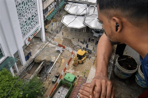 Malaysia intensifies search for Indian tourist who fell into sinkhole .